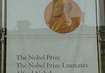 Нобелевский лауреат продал свою золотую медаль с аукциона: куда пойдут деньги?