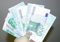 Жизнь налаживается: евро упал ниже 56 рублей, доллар опустился ниже 45