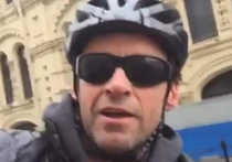 Хью Джекман прокатился на велосипеде по Москве