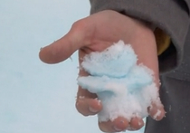 На головы жителей Челябинска выпал голубой снег
