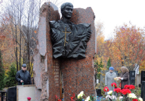 Незаживающая рана. Память Дмитрия Холодова почтили на Троекуровском кладбище