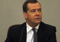 Медведев поручил правительству глядеть в оба за Украиной и ЕС
