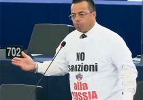 Итальянский депутат шокировал Европарламент своей про-российской футболкой