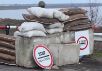 Украинские военные укрепляют границу с Крымом: четыре линии траншей и замаскированные БМД