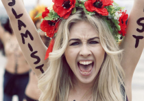 Украинку из группы Femen приговорили к штрафу в 4900 евро за разрушение фигуры Путина