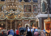 Столпотворение в Донском монастыре: прихожане поклоняются иконе Богоматери