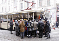 Жуткое ЧП в Москве: трамвай отрезал ноги торопившейся на учебу школьнице