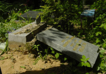 В Ижевске ищут могильщика, установившего памятник, которым убило ребенка
