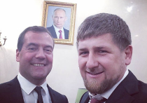Кадыров после селфи на фоне портрета Путина посоветовал Обаме заняться "государевыми" делами