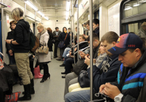 Вагоны в поездах метрополитена оборудуют камерами наблюдения, а выбирать пассажиров для досмотра станут на глазок