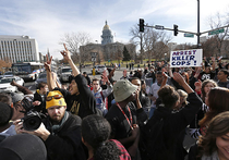 «Я не могу дышать!»: в США новые акции протестов на расовой почве