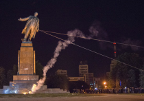 Харьковский Ленин «дал сдачи»: при падении монумента был покалечен  участник вандального действа