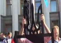 К зданию Рады в Киеве приволокли гильотину с украинским тризубом, требуя люстрации