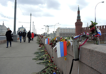 Коммунальщики заявили, что убирают на "Немцовом мосту" только завядшие цветы