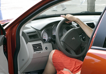 Замужние женщины смогут сохранить право водить автомобиль  