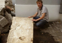 Москвич нашел в строительном мусоре уникальное надгробие XVI века  
