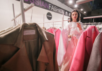 Исаакиевский собор на мокром шелке и розовый мех: российские дизайнеры покорили Милан