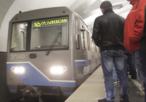 На юге Москвы в кабину машиниста метропоезда попал неопознанный предмет