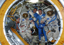 Космонавтов в открытый космос впервые проводит женщина