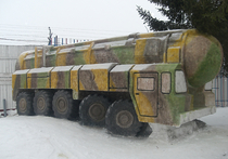 Омские заключенные к 23 февраля вылепили из снега в натуральную величину Т-34 и "Тополь-М"
