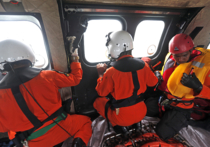 Индонезийские спасатели возобновили поиски самолета AirAsia в Яванском море