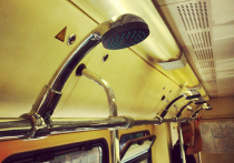В вагоне московского метро установили душевые лейки