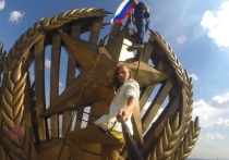 Найден руфер, повесивший российский флаг на высотку на Комсомольской площади