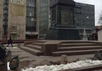 Памятник Пушкину вновь лишился «тяжких оков»