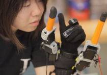 Американские инженеры добавили к человеческим пяти пальцам еще два, роботизированных