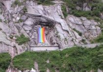 Альпинисты-гомосексуалисты в Швейцарии закрыли памятник Суворову радужным флагом