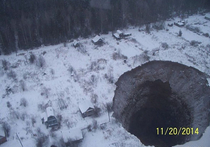 Опубликованы фото 40-метровой воронки в земле после аварии под Соликамском