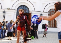 Активистки FEMEN устроили голую проукраинскую акцию на выборах в Москве