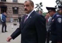 В Одессе вывесили красный флаг на Дом профсоюзов и прогнали нового начальника милиции