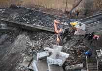 Обрушение моста в Калининграде: "Экскаватор краном убрали, под ним двое лежали, у них еще пульс прощупывался"