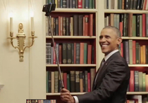О чем не рассказывает Обама: президент США снялся в юмористическом ролике, где делает селфи, играет в воображаемый баскетбол и гримасничает