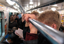Пассажиры метро жалуются на жару в вагонах: проблема в кондциионерах