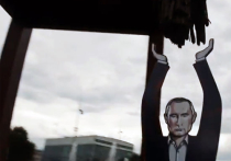 Трехметровый Путин-миротворец поддержал "сломанный стул" на акции в Женеве