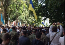 Родственники жертв Майдана штурмуют администрацию Порошенко