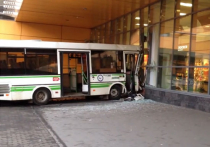 Автобус врезался в витрину магазина возле метро "Речной вокзал" из-за отказа тормозов?