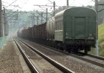 Поезд с 13 вагонами полностью ушел под откос в Омской области