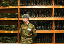 В Миноборoны РФ назвали рекламой слух о запрете iPhone в армии