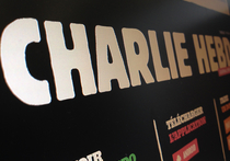 Вышел второй после январского теракта номер «Шарли Эбдо»: прежнего ажиотажа нет