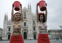 К визиту Путина: активистки FEMEN вылили красное вино на обнаженные груди у собора в Милане