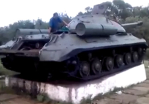 Донецкие ополченцы разгромили украинский блокпост на танке-памятнике ИС-3