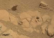 Curiosity обнаружил на Марсе шар идеальной формы, похожий на  грязный мячик для гольфа