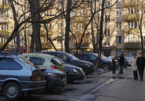 Москвичу, оформившему годовую парковку у своего дома, прислали штрафы на 30 тысяч рублей