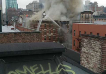 В Нью-Йорке жилой дом обрушился после взрыва газа, горят близлежащие дома