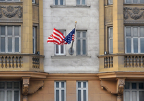 Студент, пытавшийся голым проникнуть в посольство США, был не в себе из-за учебы