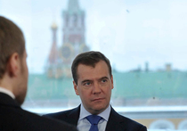 Медведев: В обвале рубля виноваты нефть и санкции