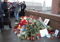 Неизвестные снова атаковали мемориал на месте убийства Немцова